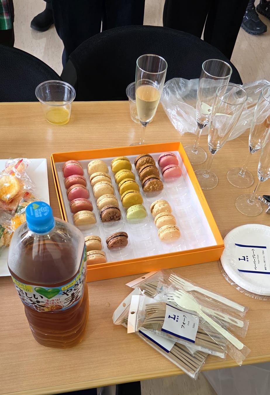 Macarons and drinks on the celebration table